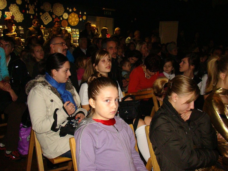 Zdjęcie w galerii na portalu naszwodzislaw.com: Dyrektor dostał papierowy tort wiadomości z regionu