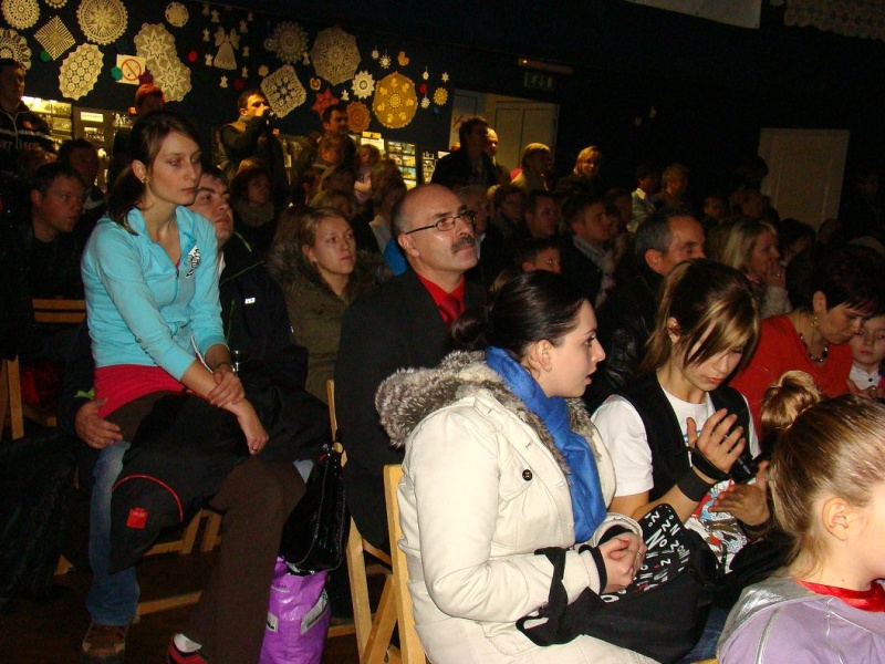 Zdjęcie w galerii na portalu naszwodzislaw.com: Dyrektor dostał papierowy tort wiadomości z regionu