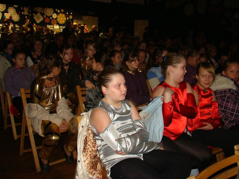 Zdjęcie w galerii na portalu naszwodzislaw.com: Dyrektor dostał papierowy tort wiadomości z regionu