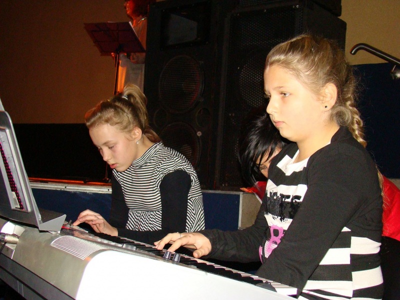 Zdjęcie w galerii na portalu naszwodzislaw.com: Dyrektor dostał papierowy tort wiadomości z regionu