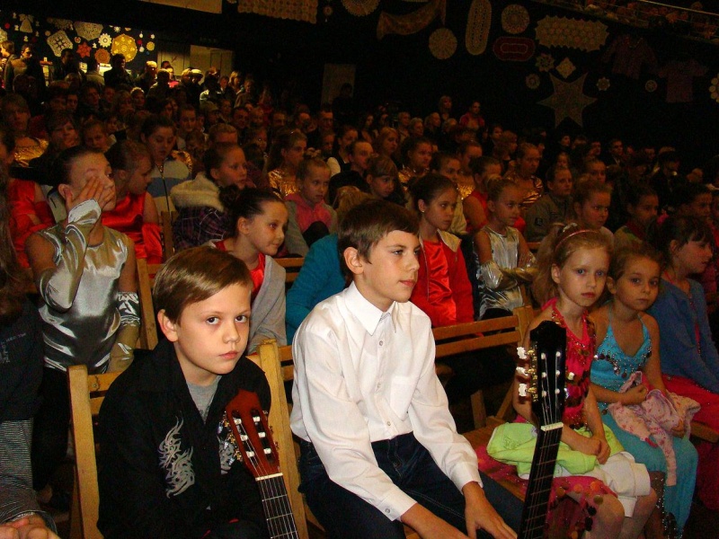 Zdjęcie w galerii na portalu naszwodzislaw.com: Dyrektor dostał papierowy tort wiadomości z regionu