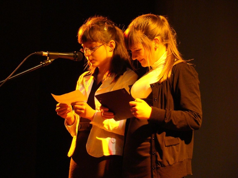 Zdjęcie w galerii na portalu naszwodzislaw.com: Dyrektor dostał papierowy tort wiadomości z regionu