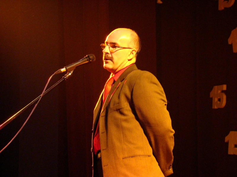 Zdjęcie w galerii na portalu naszwodzislaw.com: Dyrektor dostał papierowy tort wiadomości z regionu