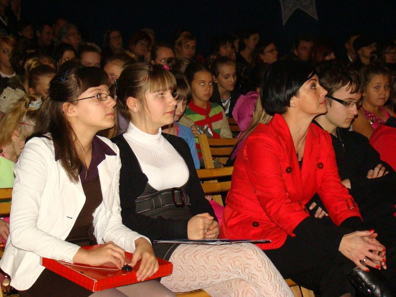 Zdjęcie w galerii na portalu naszwodzislaw.com: Dyrektor dostał papierowy tort wiadomości z regionu