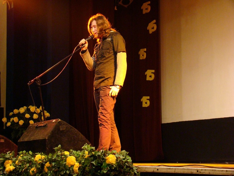 Zdjęcie w galerii na portalu naszwodzislaw.com: Dyrektor dostał papierowy tort wiadomości z regionu