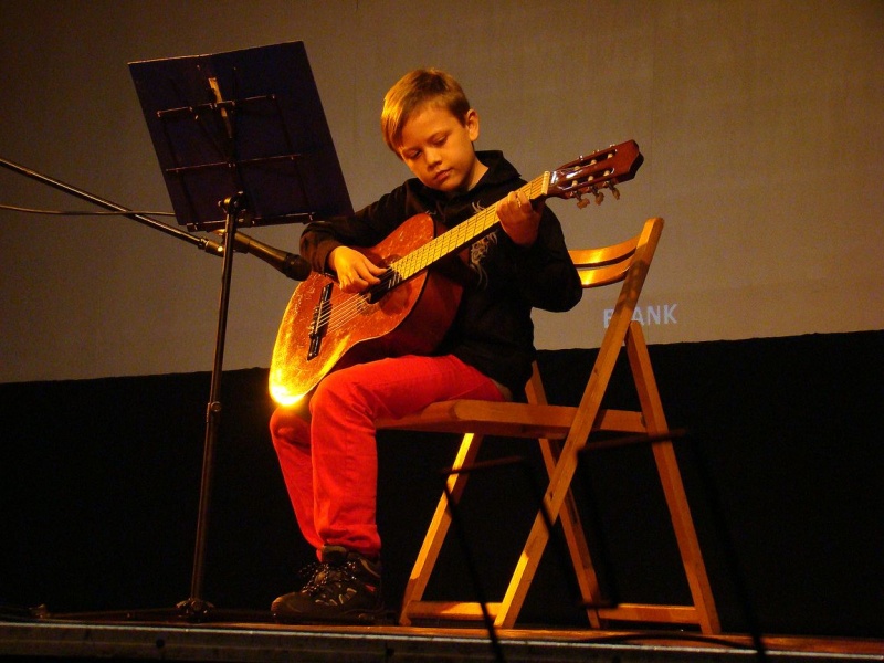 Zdjęcie w galerii na portalu naszwodzislaw.com: Dyrektor dostał papierowy tort wiadomości z regionu