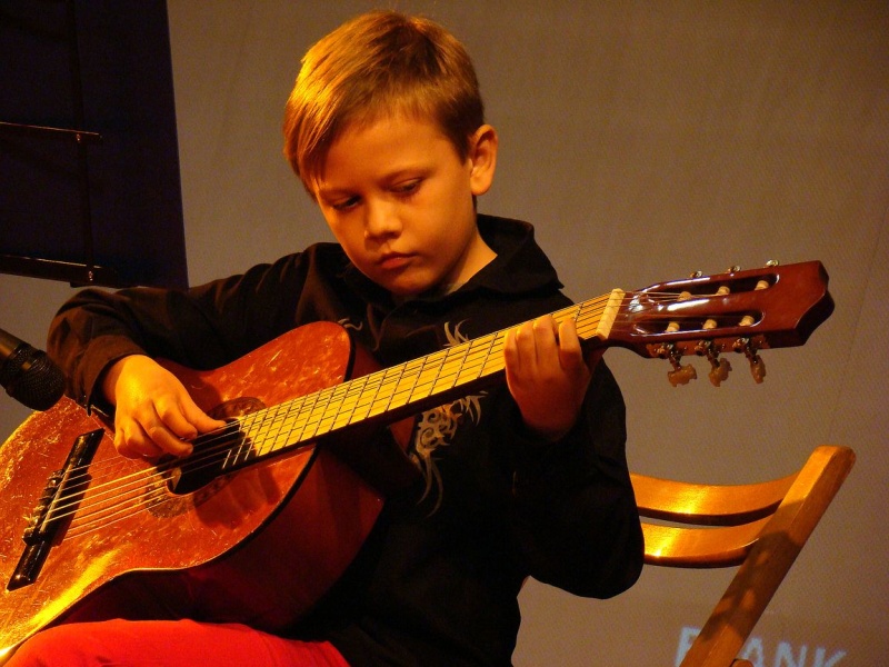 Zdjęcie w galerii na portalu naszwodzislaw.com: Dyrektor dostał papierowy tort wiadomości z regionu