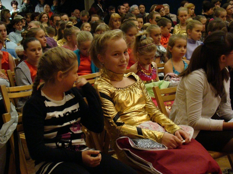 Zdjęcie w galerii na portalu naszwodzislaw.com: Dyrektor dostał papierowy tort wiadomości z regionu