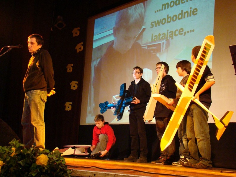 Zdjęcie w galerii na portalu naszwodzislaw.com: Dyrektor dostał papierowy tort wiadomości z regionu