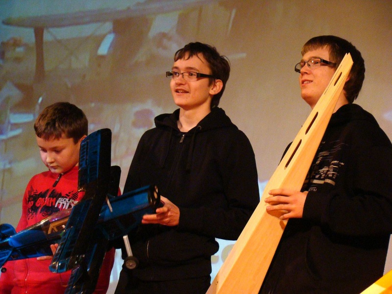 Zdjęcie w galerii na portalu naszwodzislaw.com: Dyrektor dostał papierowy tort wiadomości z regionu