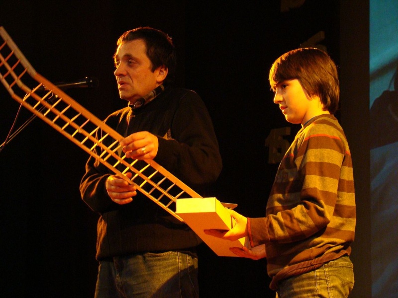 Zdjęcie w galerii na portalu naszwodzislaw.com: Dyrektor dostał papierowy tort wiadomości z regionu