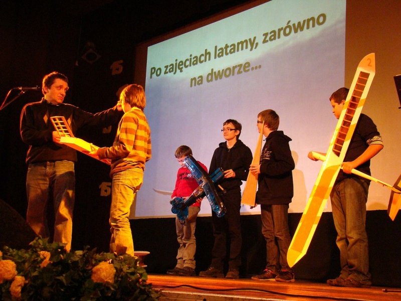 Zdjęcie w galerii na portalu naszwodzislaw.com: Dyrektor dostał papierowy tort wiadomości z regionu