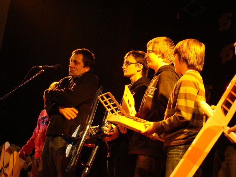 Zdjęcie w galerii na portalu naszwodzislaw.com: Dyrektor dostał papierowy tort wiadomości z regionu