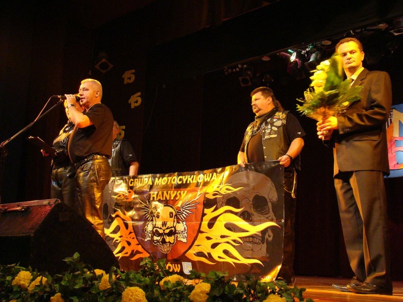 Zdjęcie w galerii na portalu naszwodzislaw.com: Dyrektor dostał papierowy tort wiadomości z regionu