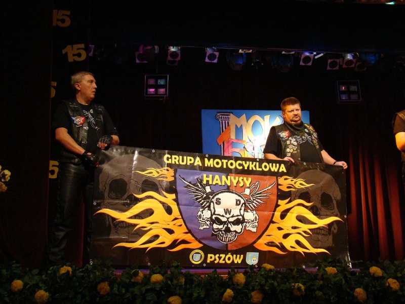 Zdjęcie w galerii na portalu naszwodzislaw.com: Dyrektor dostał papierowy tort wiadomości z regionu