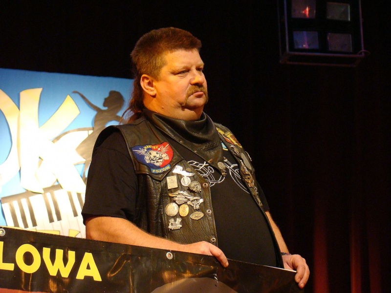 Zdjęcie w galerii na portalu naszwodzislaw.com: Dyrektor dostał papierowy tort wiadomości z regionu