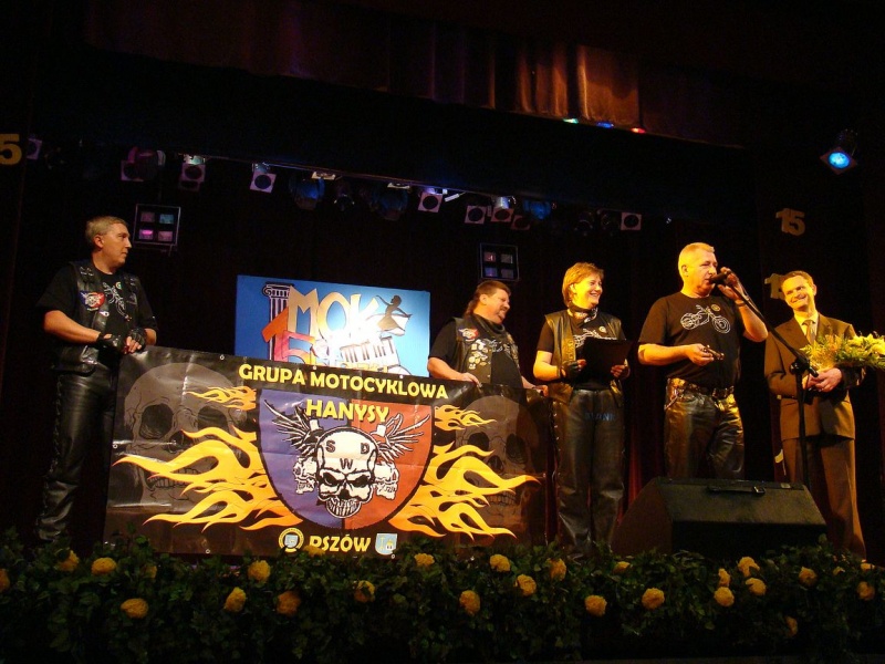 Zdjęcie w galerii na portalu naszwodzislaw.com: Dyrektor dostał papierowy tort wiadomości z regionu