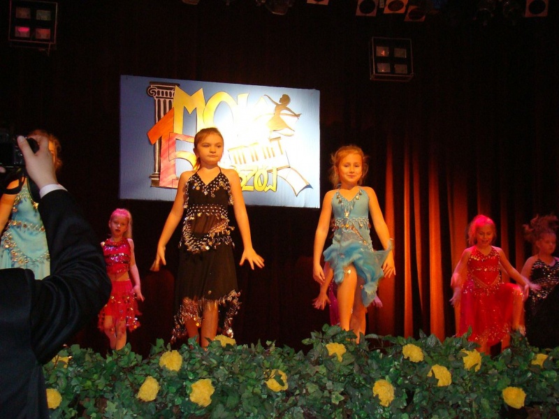 Zdjęcie w galerii na portalu naszwodzislaw.com: Dyrektor dostał papierowy tort wiadomości z regionu