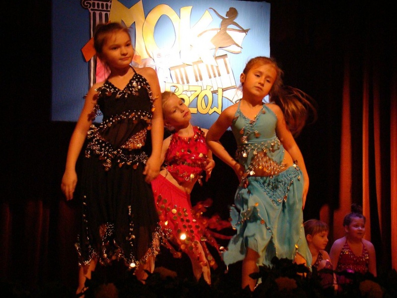 Zdjęcie w galerii na portalu naszwodzislaw.com: Dyrektor dostał papierowy tort wiadomości z regionu