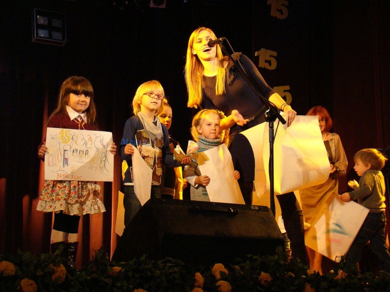 Zdjęcie w galerii na portalu naszwodzislaw.com: Dyrektor dostał papierowy tort wiadomości z regionu