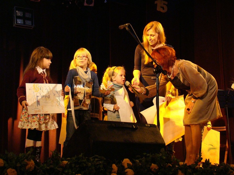 Zdjęcie w galerii na portalu naszwodzislaw.com: Dyrektor dostał papierowy tort wiadomości z regionu