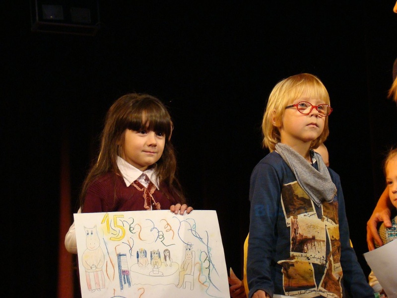 Zdjęcie w galerii na portalu naszwodzislaw.com: Dyrektor dostał papierowy tort wiadomości z regionu