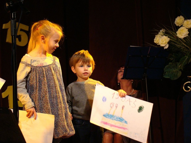 Zdjęcie w galerii na portalu naszwodzislaw.com: Dyrektor dostał papierowy tort wiadomości z regionu