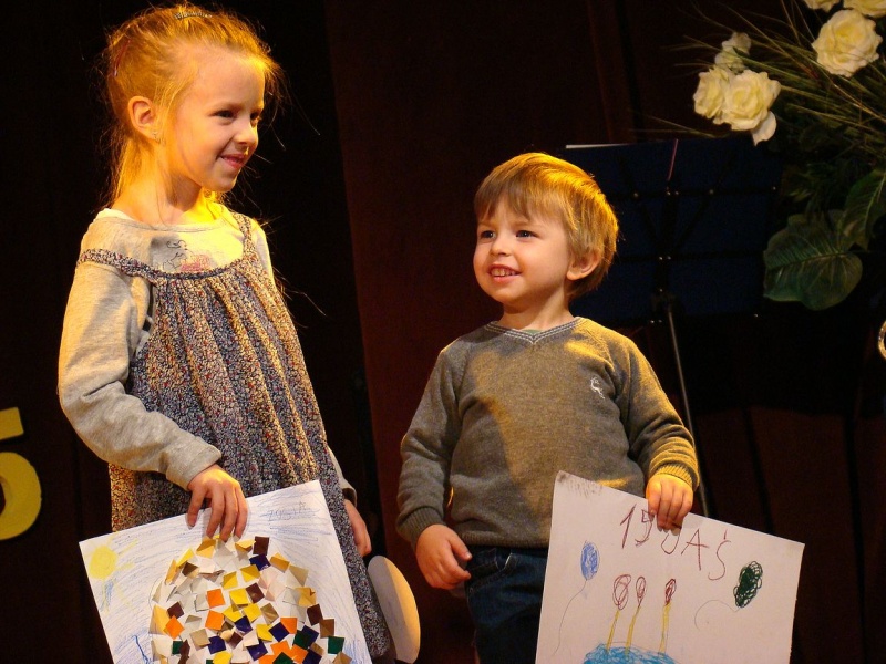 Zdjęcie w galerii na portalu naszwodzislaw.com: Dyrektor dostał papierowy tort wiadomości z regionu