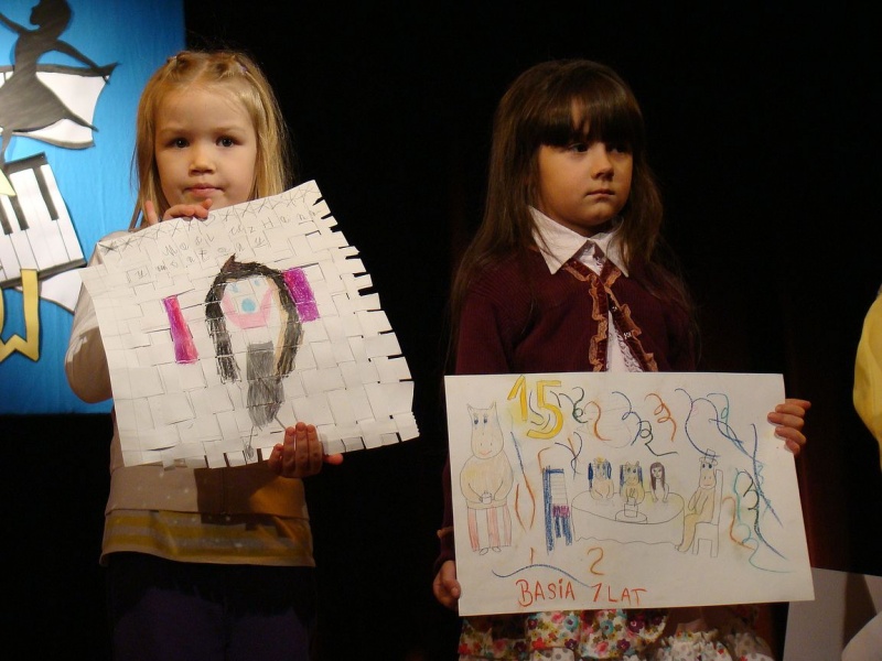 Zdjęcie w galerii na portalu naszwodzislaw.com: Dyrektor dostał papierowy tort wiadomości z regionu