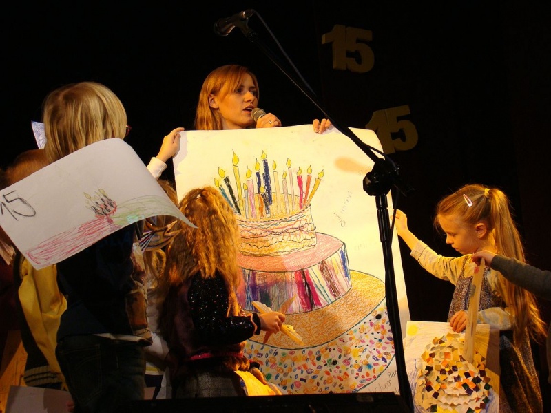 Zdjęcie w galerii na portalu naszwodzislaw.com: Dyrektor dostał papierowy tort wiadomości z regionu