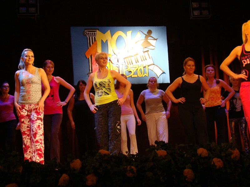 Zdjęcie w galerii na portalu naszwodzislaw.com: Dyrektor dostał papierowy tort wiadomości z regionu