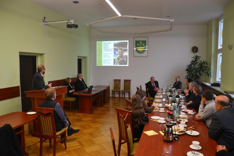 Zdjęcie w galerii na portalu naszwodzislaw.com: Gości z Kosowa zaintrygował śląski kołocz wiadomości z regionu