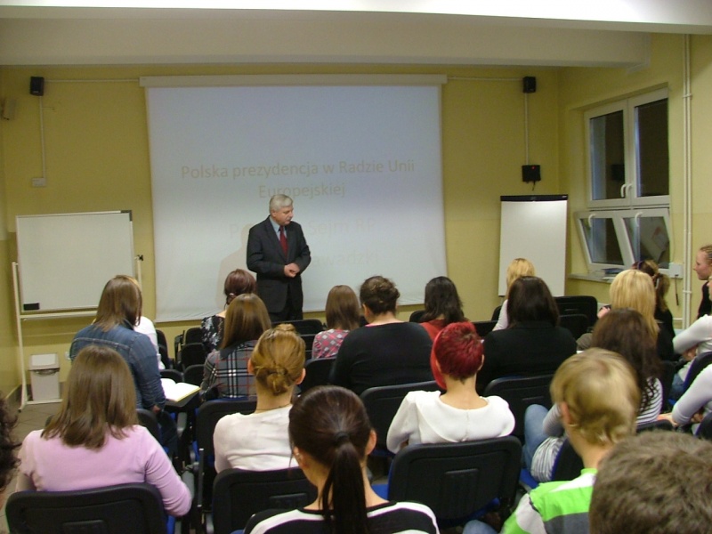 Zdjęcie w galerii na portalu naszwodzislaw.com: Poseł w liceum na Skalnej wiadomości z regionu