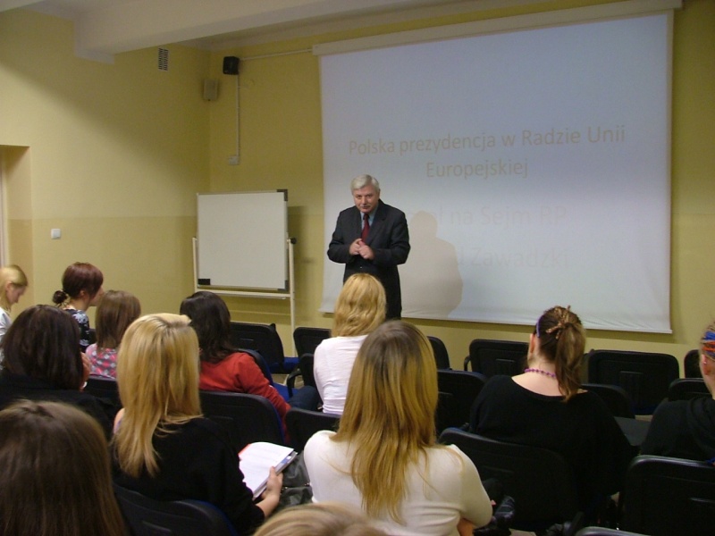 Zdjęcie w galerii na portalu naszwodzislaw.com: Poseł w liceum na Skalnej wiadomości z regionu