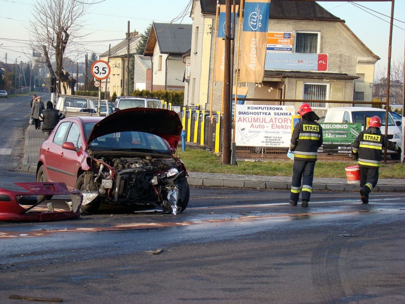 Zdjęcie w galerii na portalu naszwodzislaw.com: Z urwanego zbiornika wyciekło paliwo wiadomości z regionu