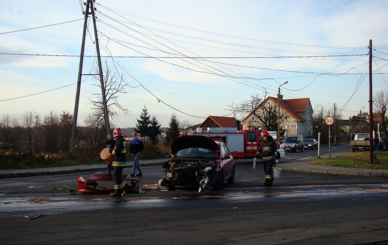 Zdjęcie w galerii na portalu naszwodzislaw.com: Z urwanego zbiornika wyciekło paliwo wiadomości z regionu