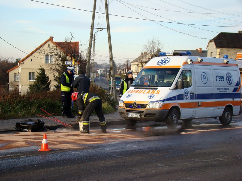 Zdjęcie w galerii na portalu naszwodzislaw.com: Z urwanego zbiornika wyciekło paliwo wiadomości z regionu