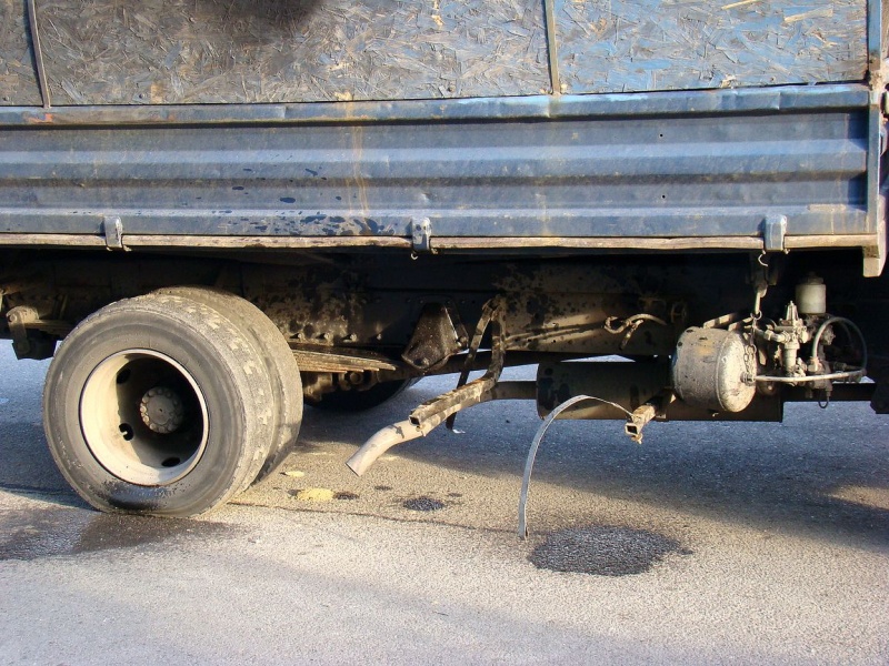 Zdjęcie w galerii na portalu naszwodzislaw.com: Z urwanego zbiornika wyciekło paliwo wiadomości z regionu