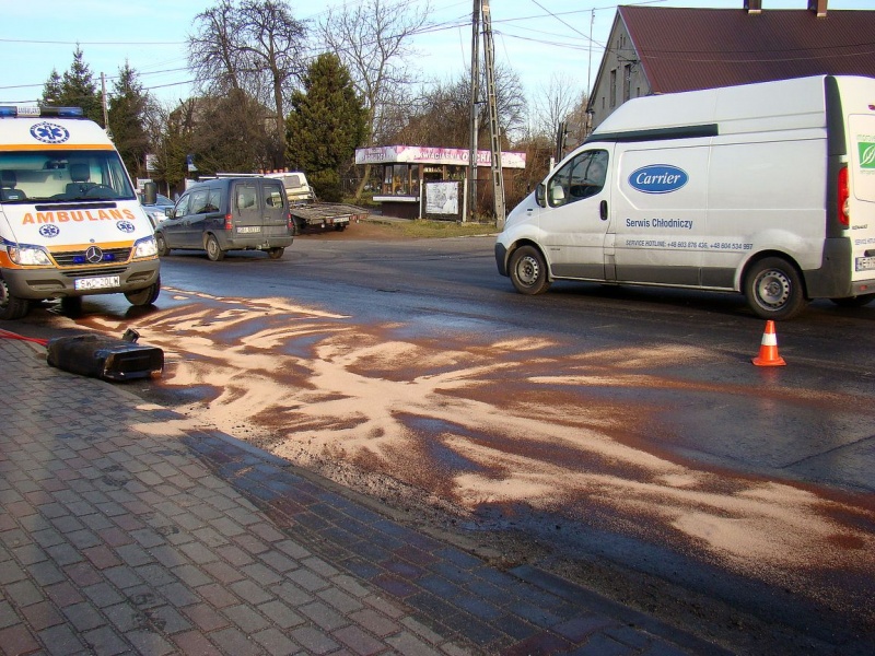 Zdjęcie w galerii na portalu naszwodzislaw.com: Z urwanego zbiornika wyciekło paliwo wiadomości z regionu
