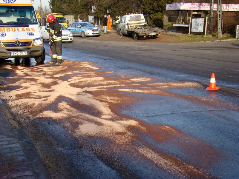 Zdjęcie w galerii na portalu naszwodzislaw.com: Z urwanego zbiornika wyciekło paliwo wiadomości z regionu