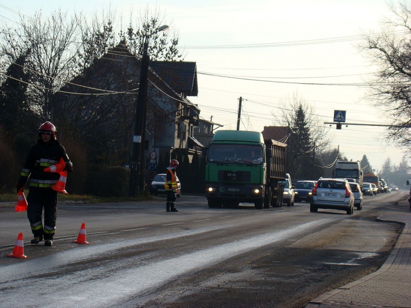 Zdjęcie w galerii na portalu naszwodzislaw.com: Z urwanego zbiornika wyciekło paliwo wiadomości z regionu