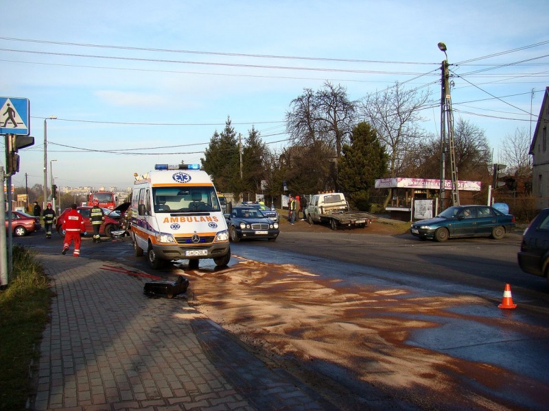 Zdjęcie w galerii na portalu naszwodzislaw.com: Z urwanego zbiornika wyciekło paliwo wiadomości z regionu