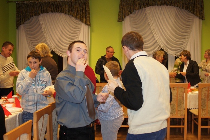 Zdjęcie w galerii na portalu naszwodzislaw.com: Najpierw przełamali się opłatkiem wiadomości z regionu