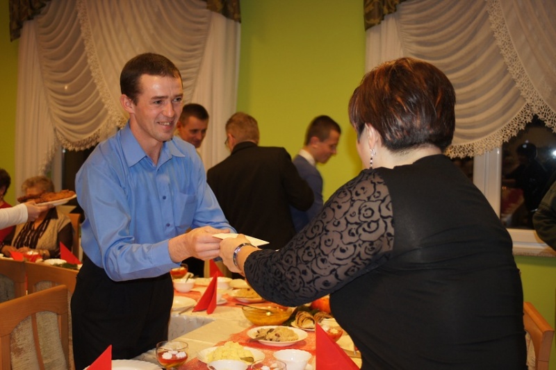 Zdjęcie w galerii na portalu naszwodzislaw.com: Najpierw przełamali się opłatkiem wiadomości z regionu