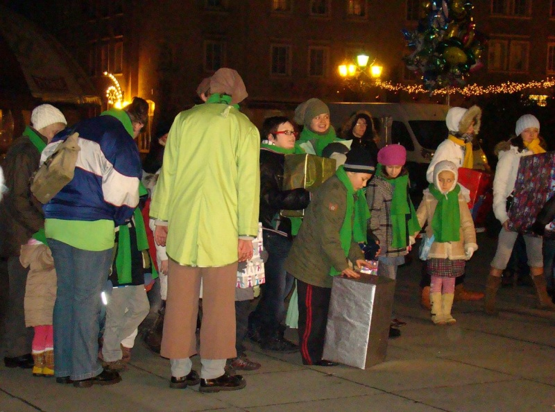 Zdjęcie w galerii na portalu naszwodzislaw.com: Mikołaj na wodzisławskim rynku wiadomości z regionu