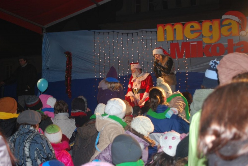 Zdjęcie w galerii na portalu naszwodzislaw.com: Mikołaj na wodzisławskim rynku wiadomości z regionu