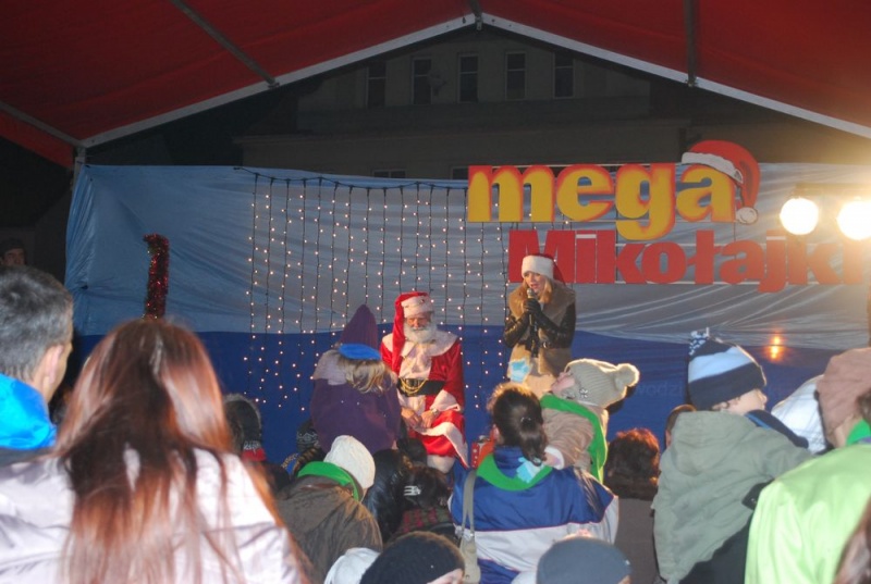Zdjęcie w galerii na portalu naszwodzislaw.com: Mikołaj na wodzisławskim rynku wiadomości z regionu