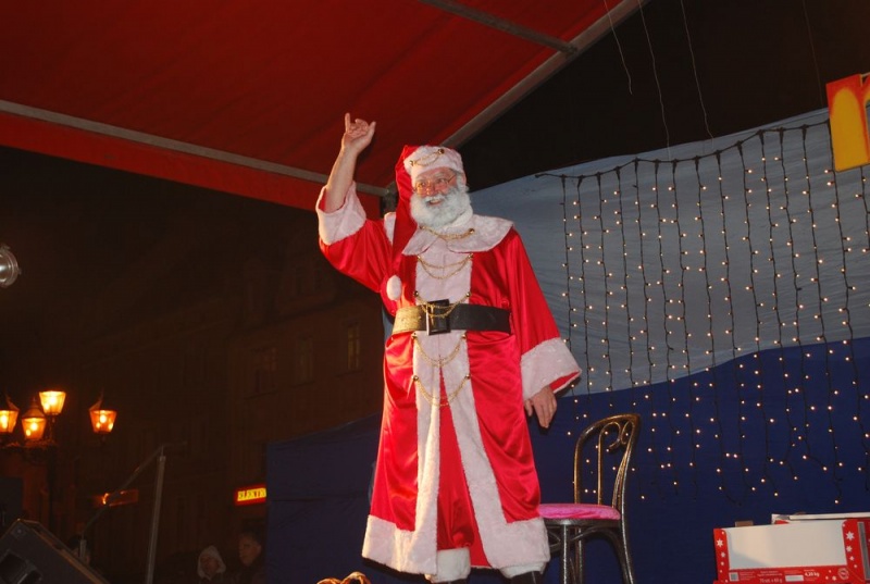 Zdjęcie w galerii na portalu naszwodzislaw.com: Mikołaj na wodzisławskim rynku wiadomości z regionu