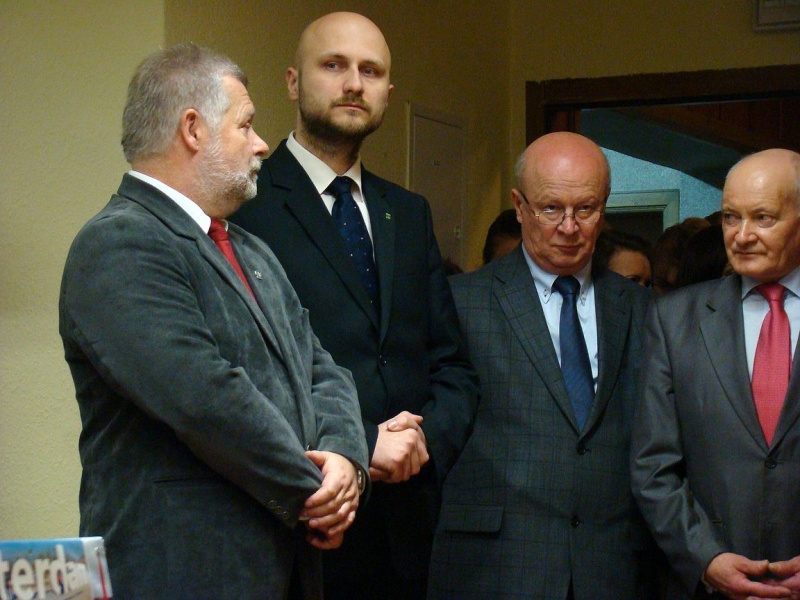 Zdjęcie w galerii na portalu naszwodzislaw.com: 2 tysiące złotych na dzień dobry wiadomości z regionu