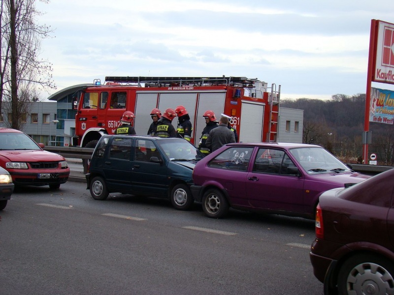 Zdjęcie w galerii na portalu naszwodzislaw.com: Kolizja na wysokości Kauflandu wiadomości z regionu